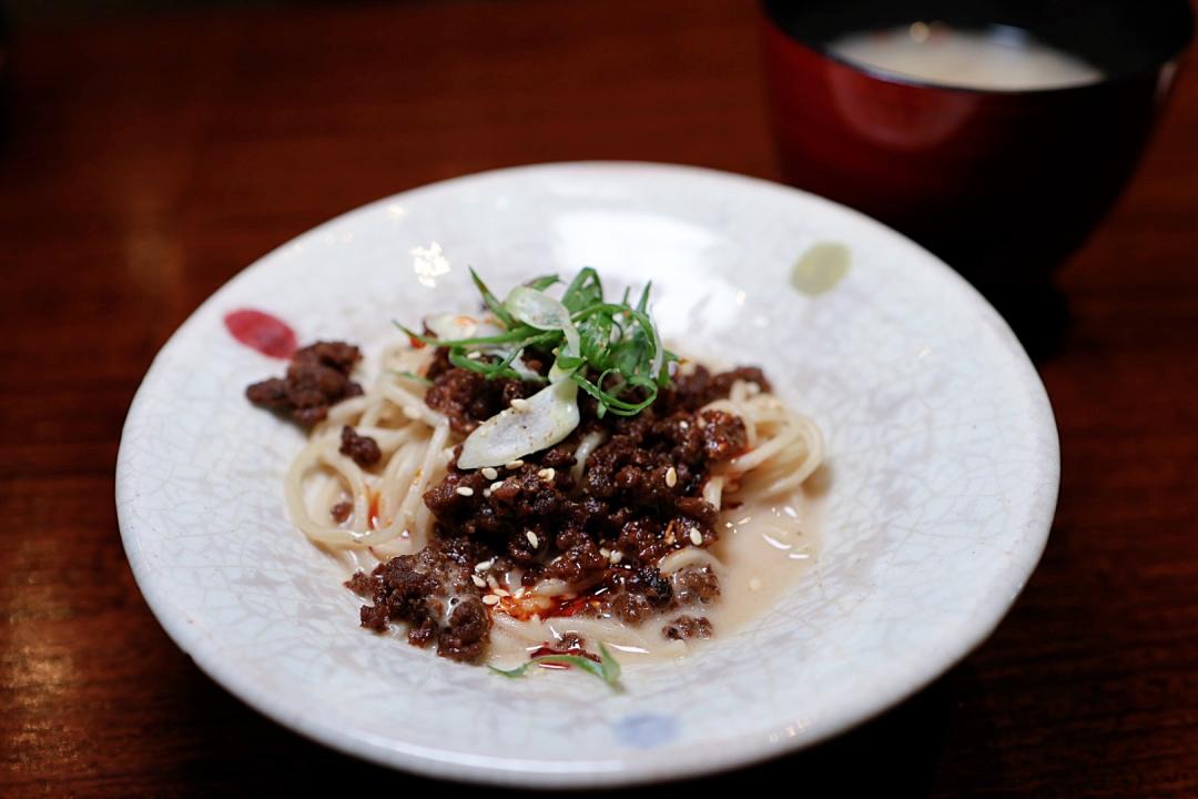 主食「擔擔麵」能品嚐到濃郁的胡麻香氣。(圖/記者郭宣暄攝)