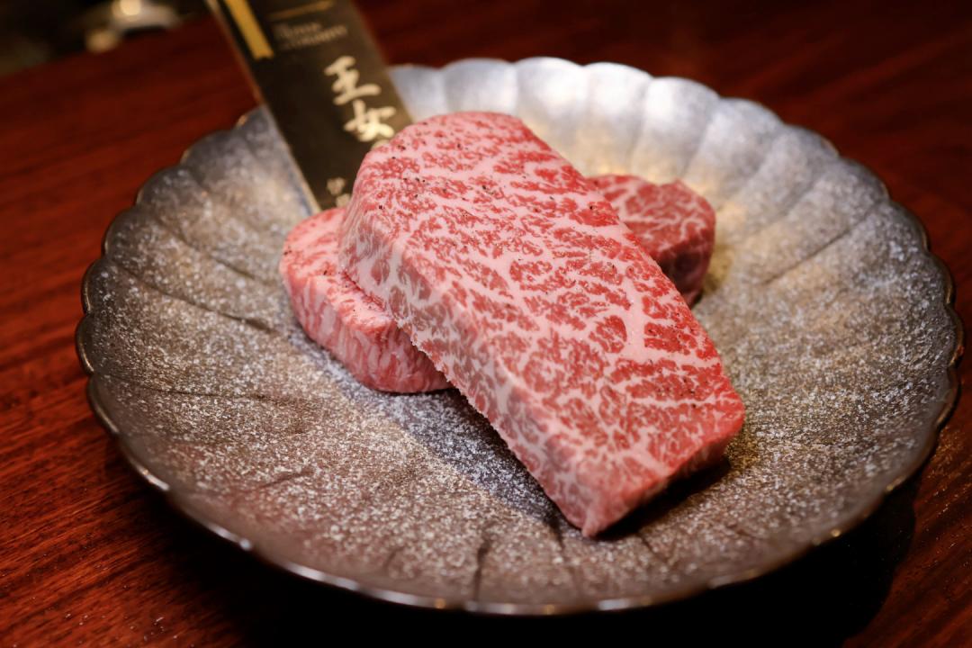 侍燒肉率先引進38個月齡正宗松阪牛,嚴選來自日本伊藤牧場、的高齡母牛「王女の貞」。(圖/記者郭宣暄攝)