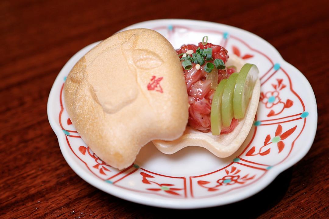 「最中餅生牛肉」搭配香甜多汁的麝香葡萄,清爽有層次。(圖/記者郭宣暄攝)