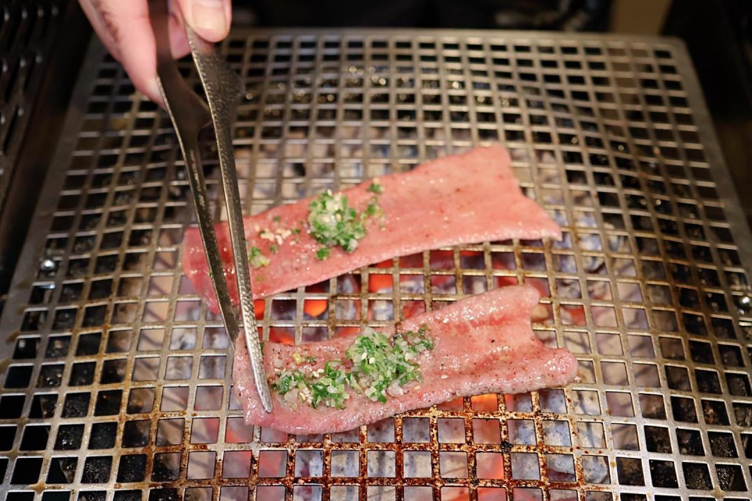 「鹽蔥牛舌」包裹特製鹽蔥燒烤,入口特別多汁。(圖/記者郭宣暄攝)