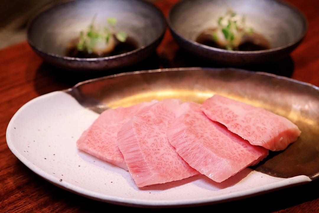 「果醋和牛」選用油脂豐富的部位,搭配果醋醬與蘿蔔泥解膩。(圖/記者郭宣暄攝)