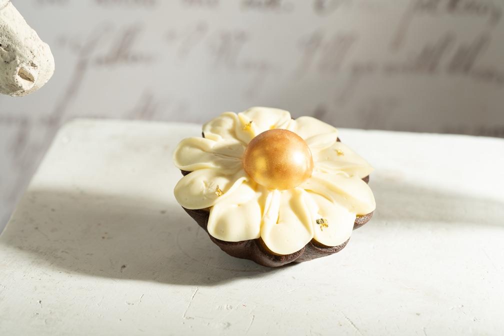 璀璨威尼斯285元/以桂花紅茶塔殼襯托金桔慕斯與芒果醬,金色裝飾宛如水面星光閃爍。(圖/El Olor提供)