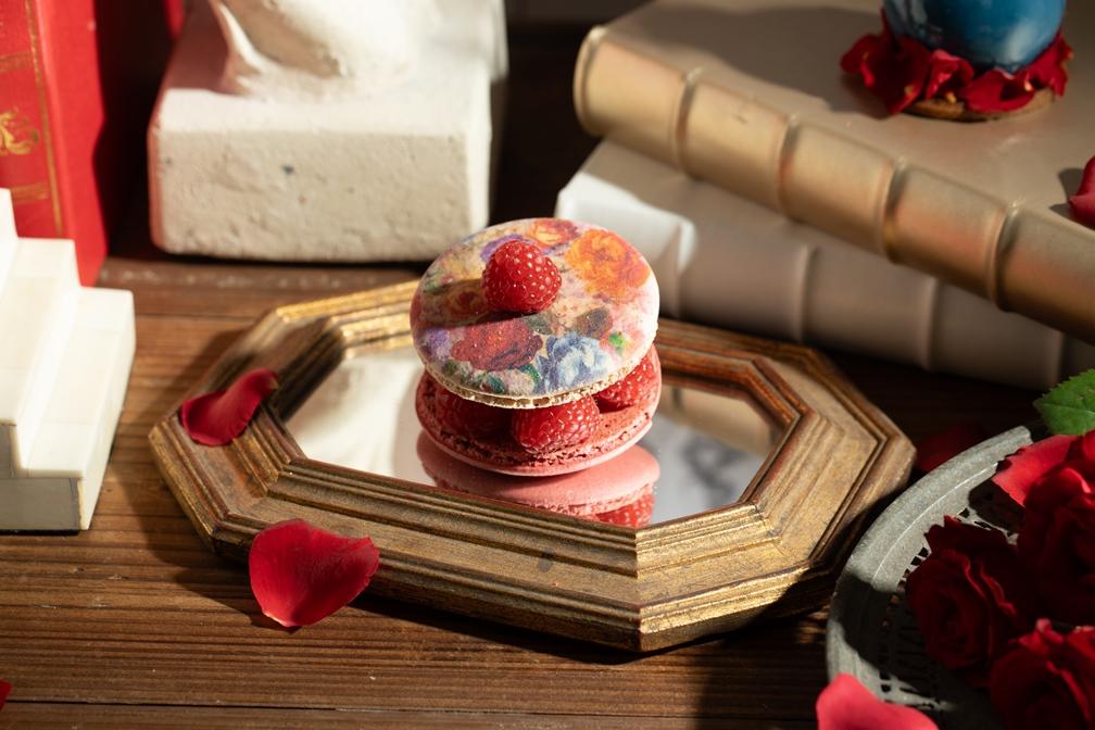 茱麗葉285元/以馬卡龍結合玫瑰荔枝覆盆子果醬與鮮莓,酸甜清新,宛如莎翁筆下的浪漫戀曲。(圖/El Olor提供)