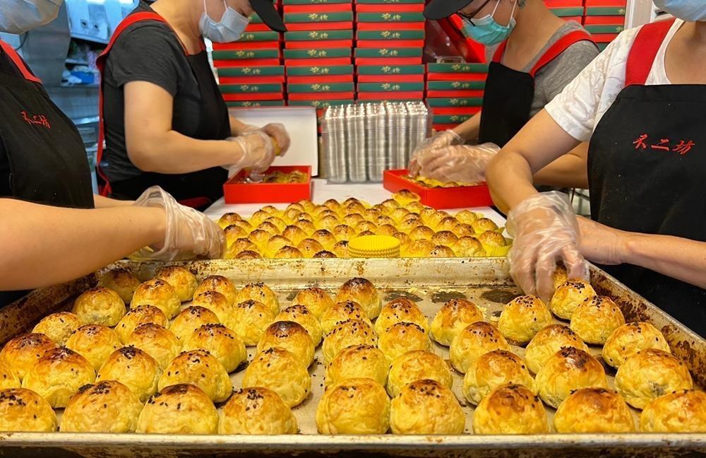 彰化不二坊每年中秋節均引爆「蛋黃酥之亂」人龍排隊潮。（圖／本報資料照，記者湯世名攝）