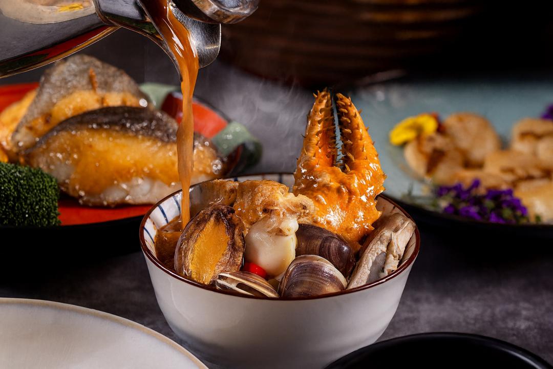 「鱈場蟹龍蝦湯泡飯」以龍蝦熬製的鮮美湯頭，搭配鮑魚、蛤蜊、墨魚、北海道鱈場蟹等食材。（圖／品牌提供）