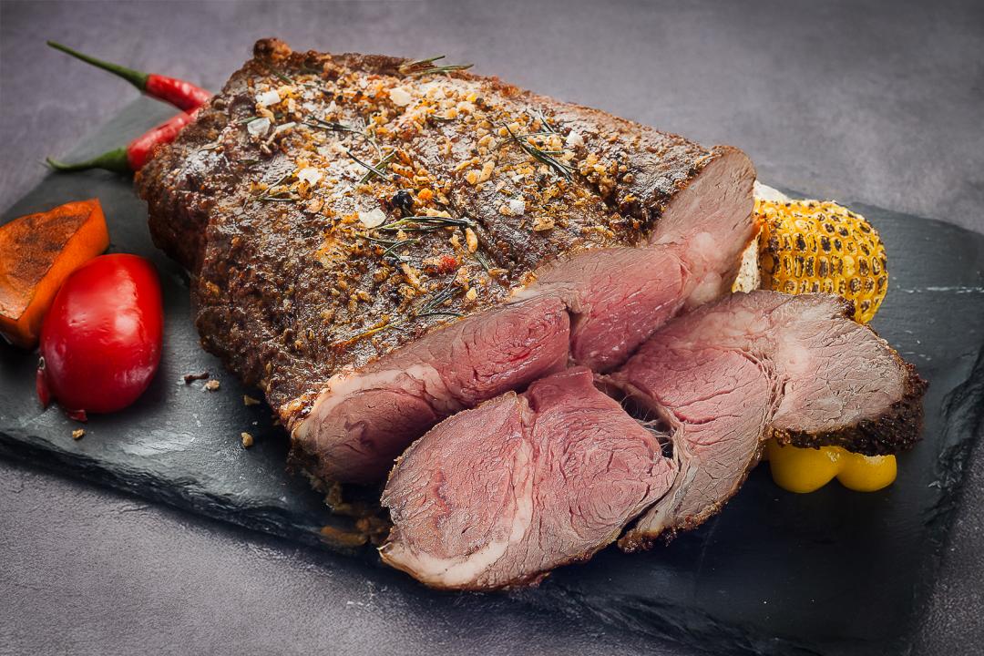 現場供應的「現切爐烤和牛」切面粉嫩誘人。（圖／品牌提供）