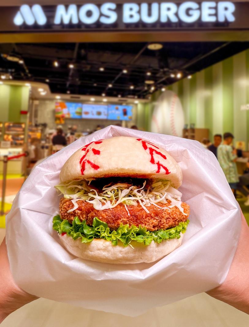 摩斯漢堡「炸肉餅棒球堡」於MOS台北大巨蛋店獨家限量販售。（圖／業者提供）