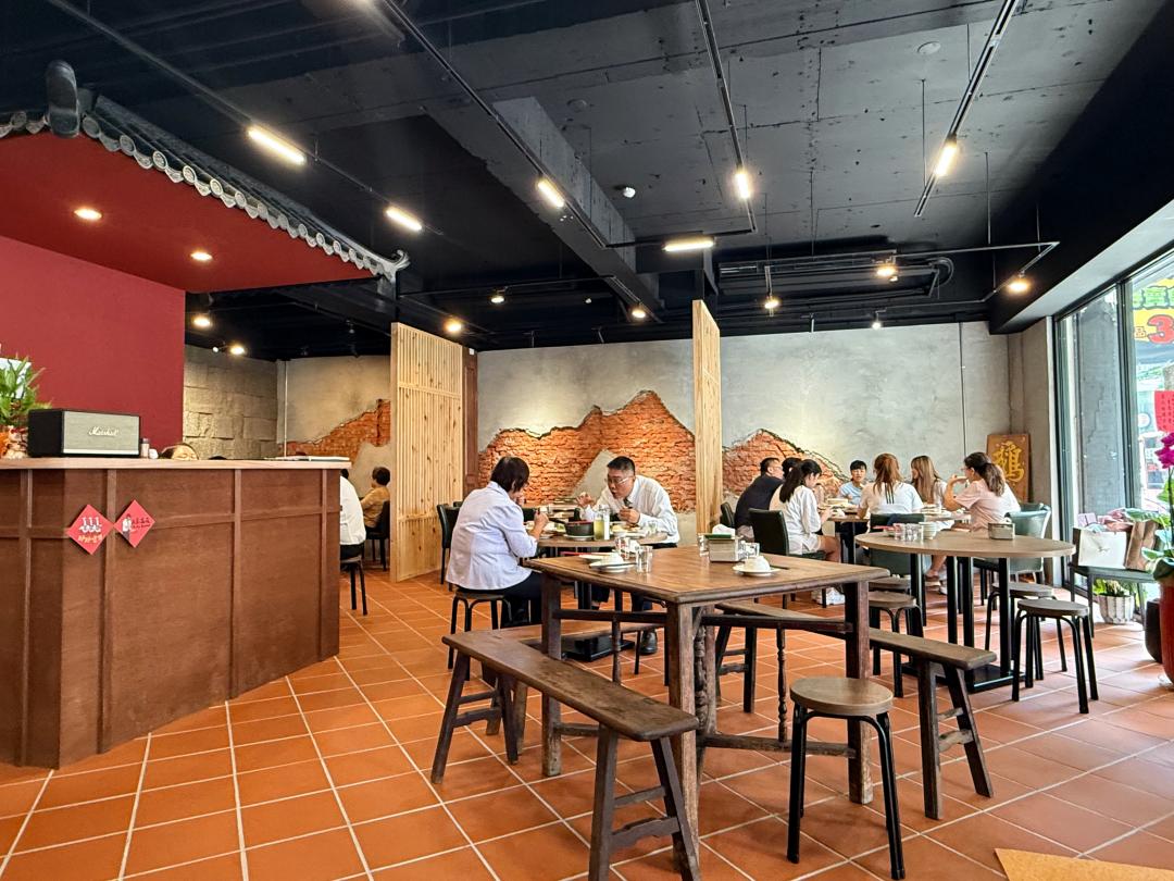 「鵝肉川台菜」全新光復分店約有80個座位。(圖/記者郭宣暄攝)