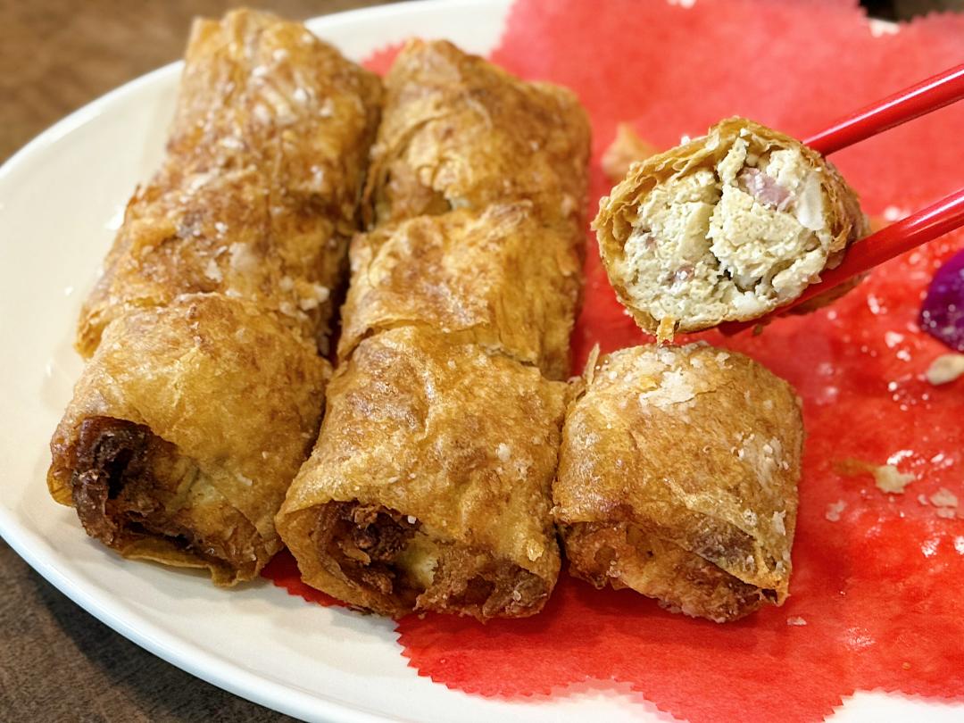 「酥炸鮮蝦臭豆腐捲」380元。(圖/記者郭宣暄攝)