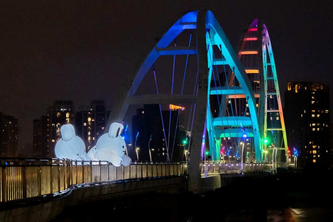 新月橋超萌巨型氣偶兔兔Q，成為最可愛的中秋打卡景點。（圖／新北市政府高灘地工程管理處提供）