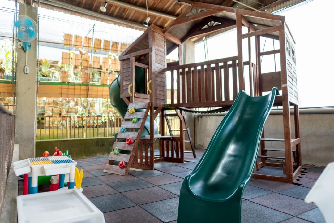 戶外玩樂區與室內遊戲空間,讓大小朋友同樂。(圖/與你蕨緣提供)