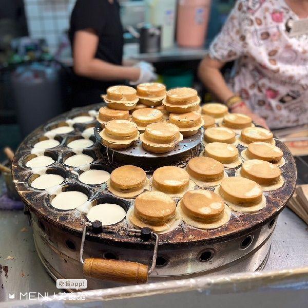 車輪餅一口爆餡6家必吃!這間只賣3口味仍排隊、「餅界LV」客製化烙印