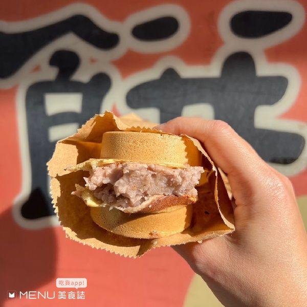 車輪餅一口爆餡6家必吃!這間只賣3口味仍排隊、「餅界LV」客製化烙印