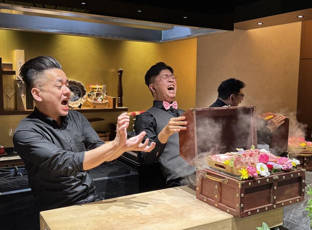「燒肉天皇」服務人員活潑喧騰地揭開食材百寶箱,現場氣氛瞬間熱絡、為這場美味之旅揭開精采序幕。(圖/業者提供)