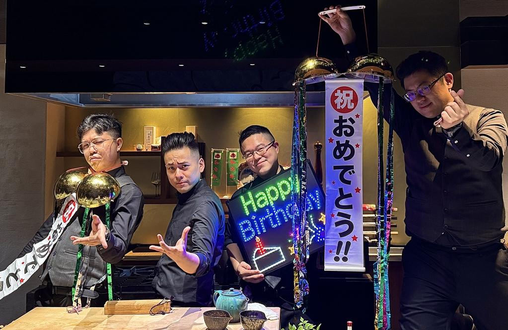 使勁渾身解術為壽星慶生也是「燒肉天皇」的一大賣點。左二為板前長蕭桔麟。(圖/業者提供)