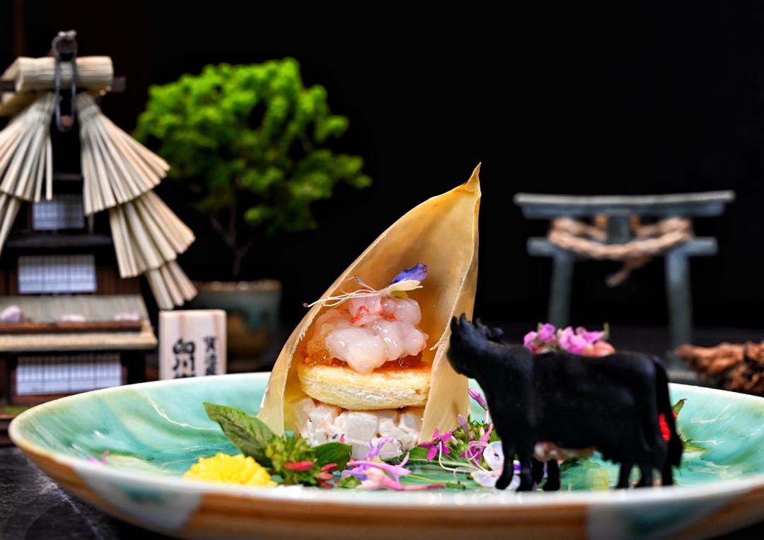 如畫的先付,以鮮筍沙拉點綴醋凍的生食級靜岡甜蝦,一口入魂、滋味豐美。和牛造型竹炭餅乾夾入和牛尖三角肉製成的生牛肉球和魚子醬,甜軟中微帶嚼勁與鹹鮮。(圖/業者提供)