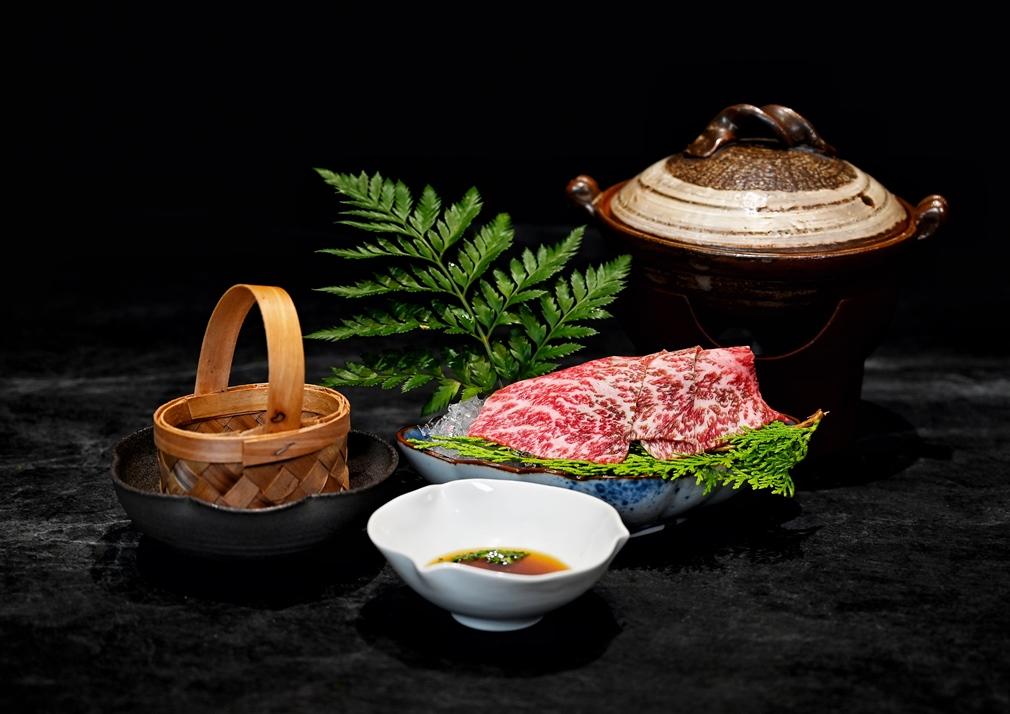 和牛涮涮鍋將油花豐富的和牛紐約客肉片放進小竹籃以山椒、白蘿蔔提味的昆布高湯涮煮,甜嫩肉質入口即化。(圖/業者提供)
