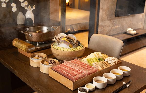 客房泡湯專案搭配小蘊補火鍋,專案價4,599元起。(圖/業者提供)