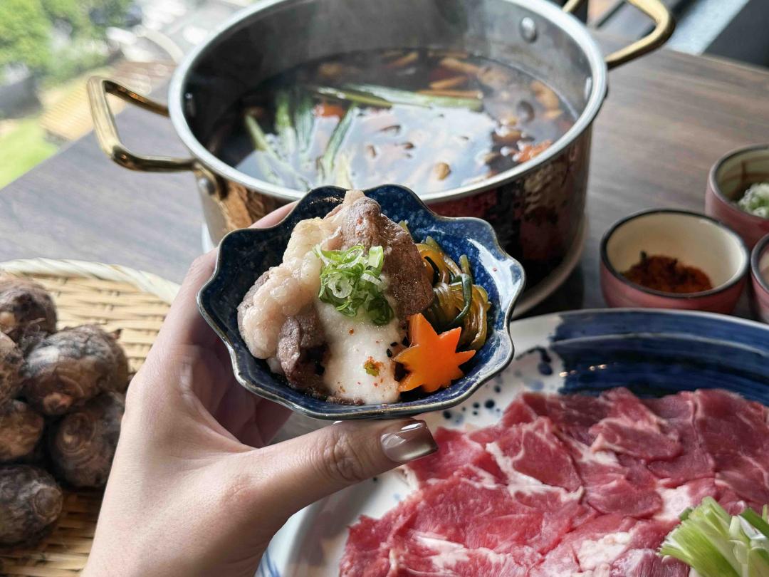「山形芋煮特選霜降牛肉鍋」現場現涮美國特選霜降牛肉。(圖/品牌提供)