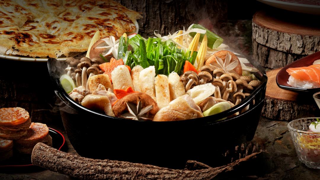 「秋田米棒雞湯鍋」選用南部有機放山雞,搭配牛蒡、洋蔥等根莖類一同燉煮。(圖/品牌提供)