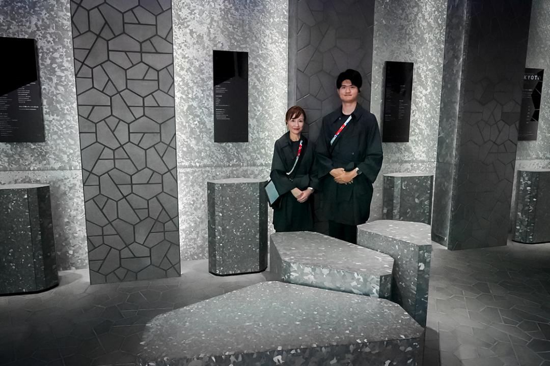 從牆壁到地面皆覆蓋著獨創素材「和服磁磚(京瓦)」的京都展區。(圖/大阪・關西萬博京都推進委員會提供)