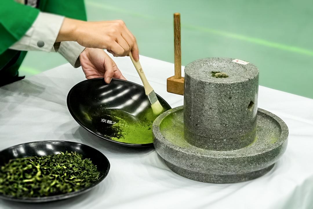 以古法製作抹茶粉末的「石臼研磨體驗」。(圖/大阪・關西萬博京都推進委員會提供)