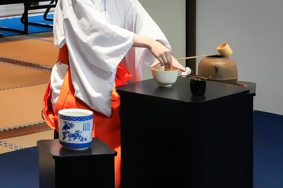 觀賞茶道的禮法「點前」實演,近距離感受到蘊含在靜謐動作中的待客之心。(圖/大阪・關西萬博京都推進委員會提供)