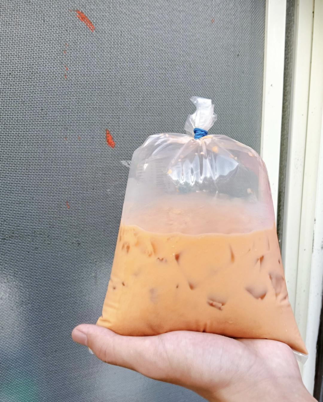 店家主打以透明塑膠袋裝飲品，「手標泰式奶茶」一袋70元。（圖／民宿女王芽月提供）