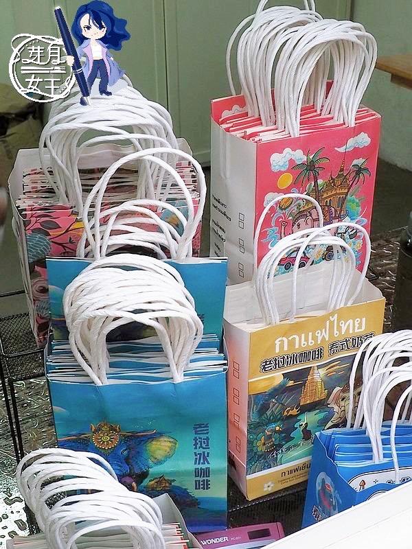 「泰式奶茶老撾咖啡」買飲料就送充滿泰國風情的繽紛紙袋。（圖／民宿女王芽月提供）