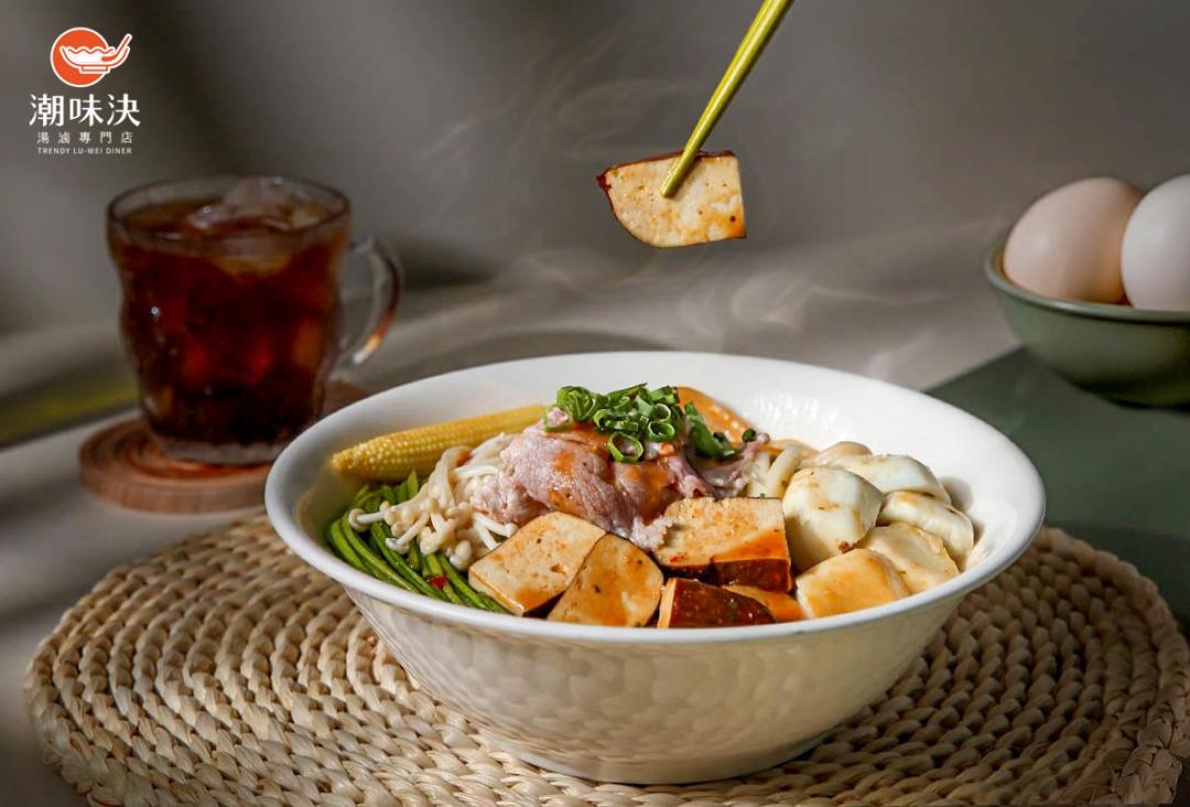 潮味決推出多樣「飲控餐盤套餐」適合外食族快速補足營養與健康，圖為越式最青檸口味搭配「健人最愛高蛋白套餐」。（圖／品牌提供）