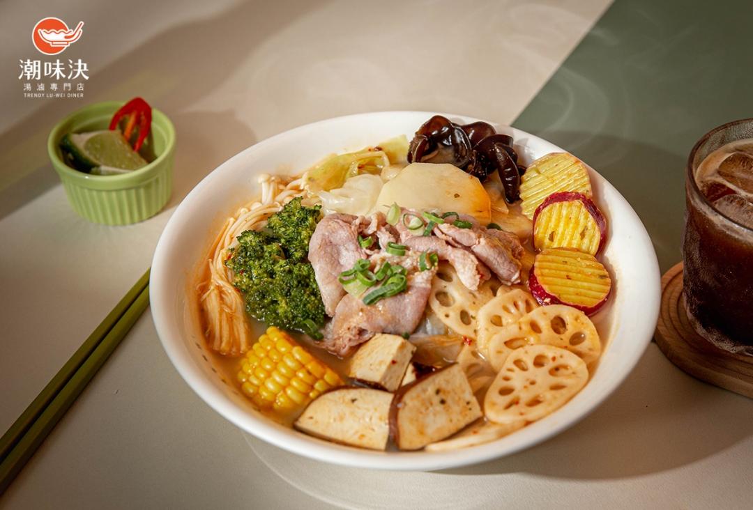 「211黃金比例餐盤」以2份蔬菜、1份蛋白質與1份全穀類組成，提供低升糖、高飽足感、攝取多纖維的優質選擇。圖為越式最青檸口味搭配「就是211餐盤套餐」。（圖／品牌提供）