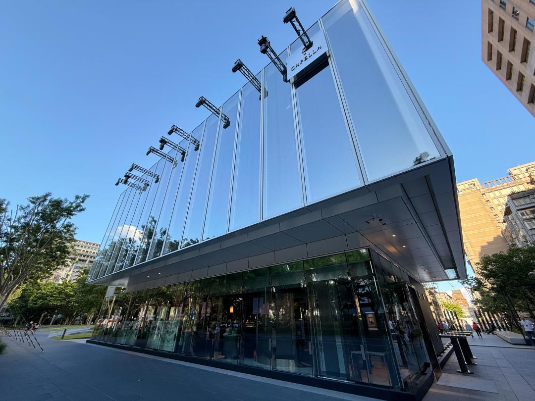 台北嘉佩樂全新三層酒吧位於小巨蛋公車站正後方。（圖／記者郭宣暄攝）