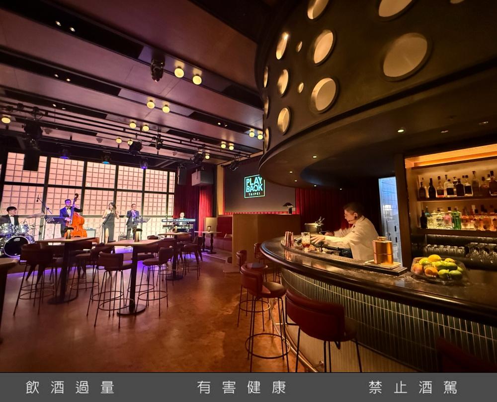 地下一樓「Playback」以日式文化與黑膠靈感，融合音樂現場與創意調酒。（圖／記者郭宣暄攝）