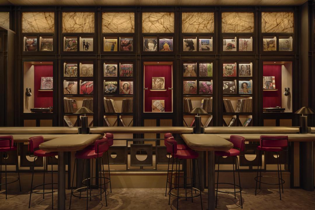 「Playback」採用黑膠唱片牆結合酒紅色絨布座椅，展現工藝精神與設計語言的交融之美。（圖／業者提供）