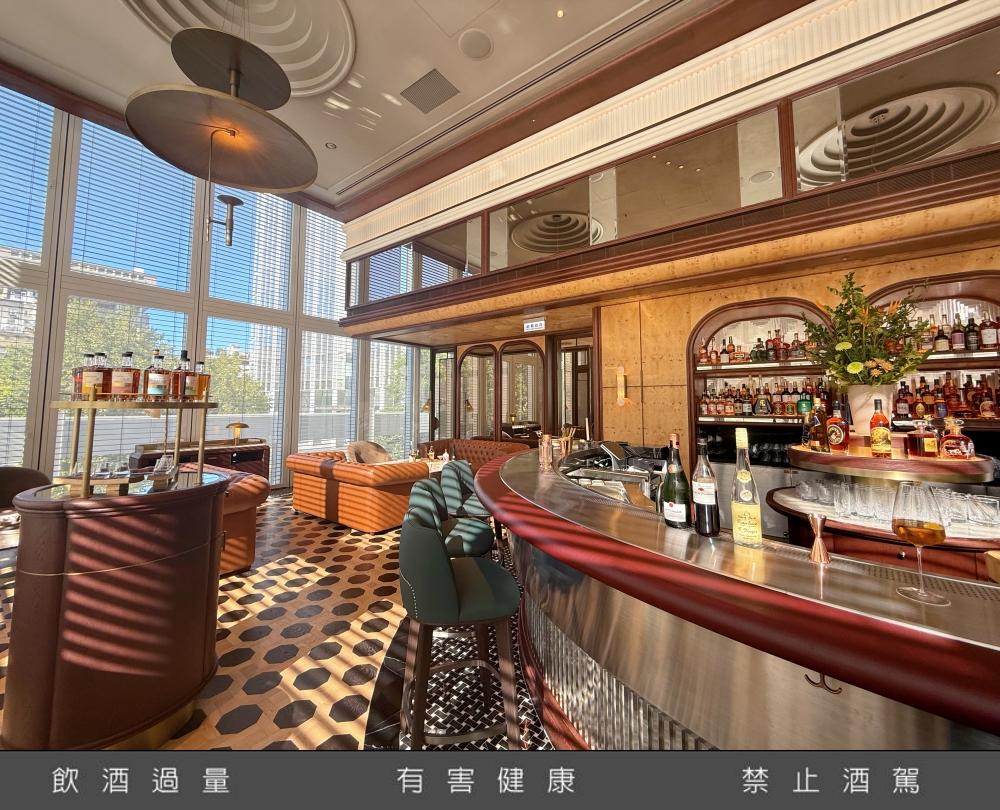 二樓「Cooper」以職人匠心精神，融合深藍絲絨與黃銅點綴的氛圍，在靜謐氛圍中細品經典與陳年風味。（圖／記者郭宣暄攝）