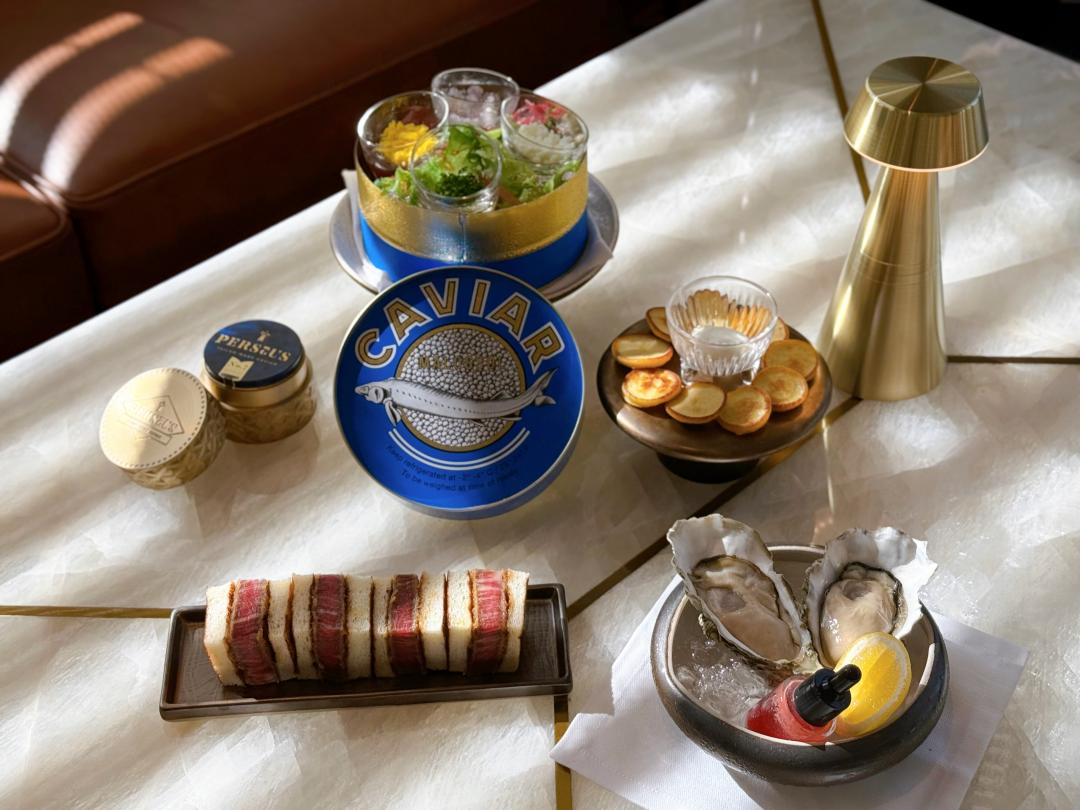 「Cooper」供應日本生蠔、魚子醬拼盤、A5和牛三明治等小點佐酒。（圖／記者郭宣暄攝）