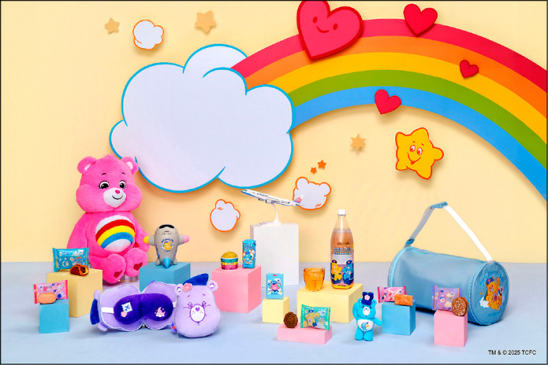 五桐號特製的機上限定甜點與飲品，包裝充滿Care Bears™可愛圖樣。（五桐號提供）