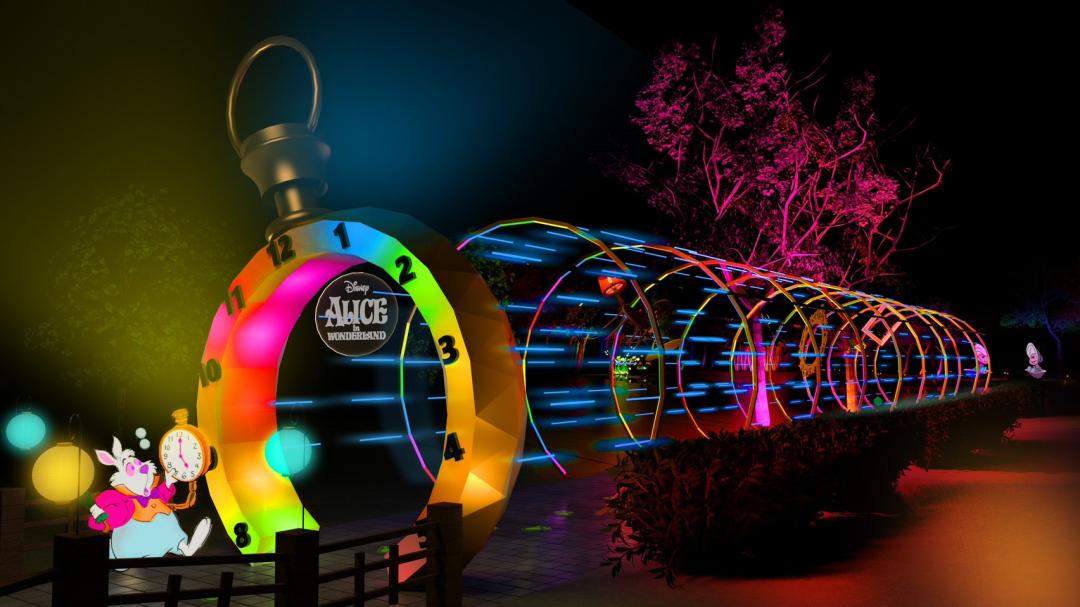 以愛麗絲追隨白兔墜入兔子洞為發想，白兔的懷錶象徵時間，光隧道引領進入夢境。（圖／翻攝自嘉市好旅行官網）