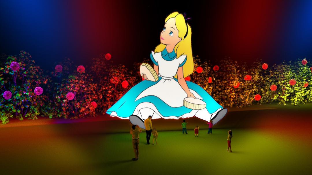 巨型9米愛麗絲靜坐玫瑰樹林，營造真實與夢幻交錯的沉浸場景。（圖／翻攝自嘉市好旅行官網）