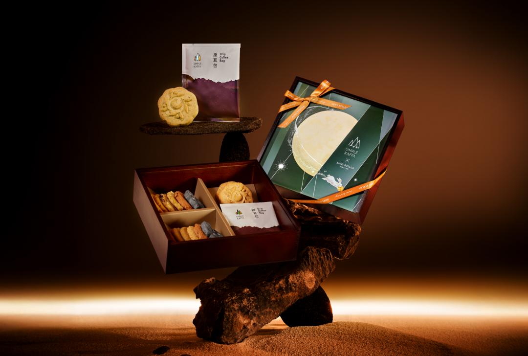 詩特莉與興波咖啡聯名「月珀銀兔」木盒禮盒，1,000元。