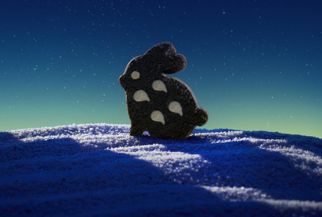 九鬼胡麻兔子餅乾結合可愛的應景月兔造型，降低含油量、口感更香濃。