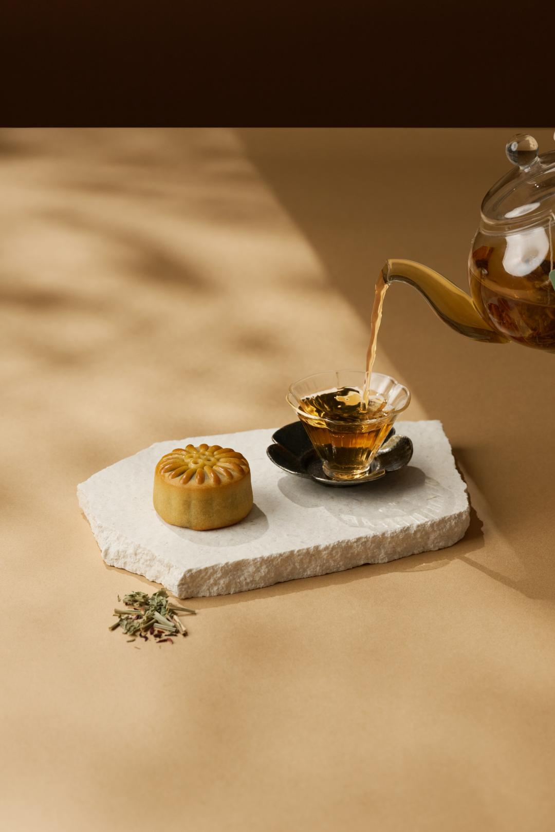 亞洲名廚林泉與國際花藝大師凌宗湧跨界合作，從花束汲取靈感，將茶香與星級月餅巧妙融合。