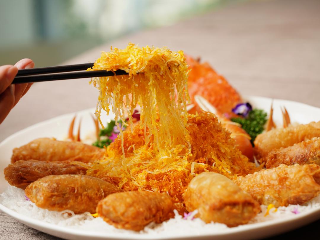 「日本松葉蟹二吃」分為松葉蟹腐皮捲與瑤柱桂花炒蟹肉，採時價需提前預訂。（圖／業者提供）