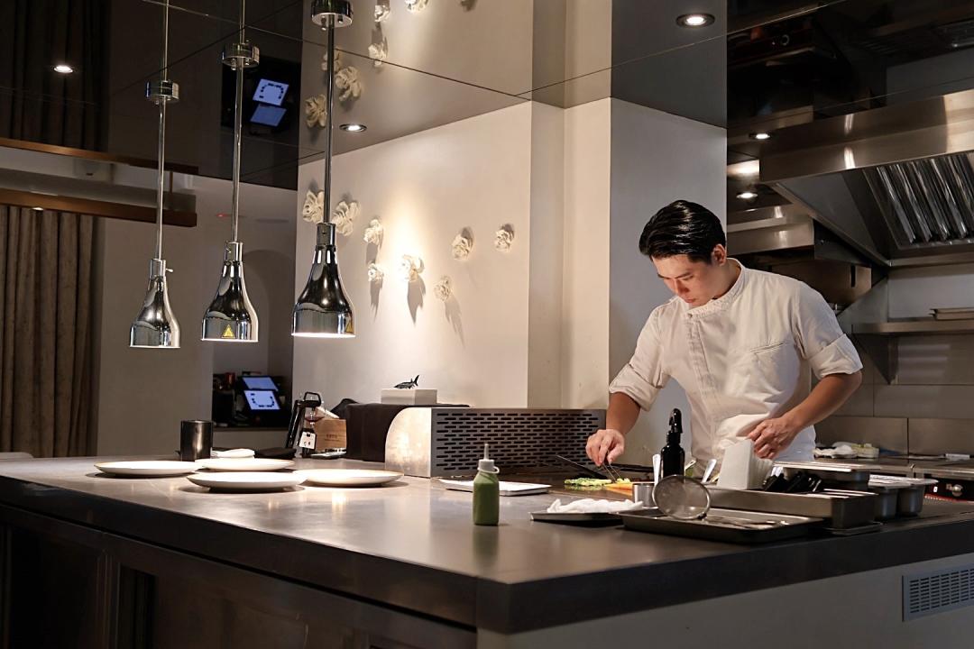 LIN Restaurant以U型座檯設計環繞開放式廚房，讓賓客能近距離欣賞主廚與廚房團隊的料理過程。（圖／記者郭宣暄攝）