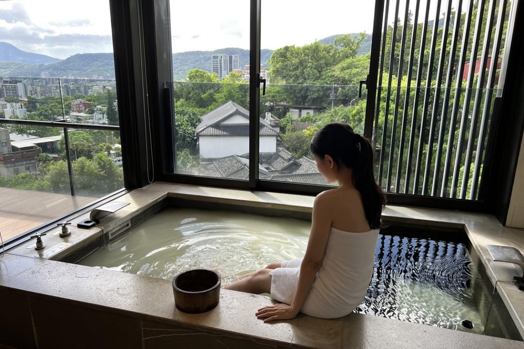 提前規劃一段溫泉與美食交織的冬季假期，北投麗禧溫泉酒店推出「冬日暖旅」住房專案，一泊一食12,600元起。（圖／飯店提供）