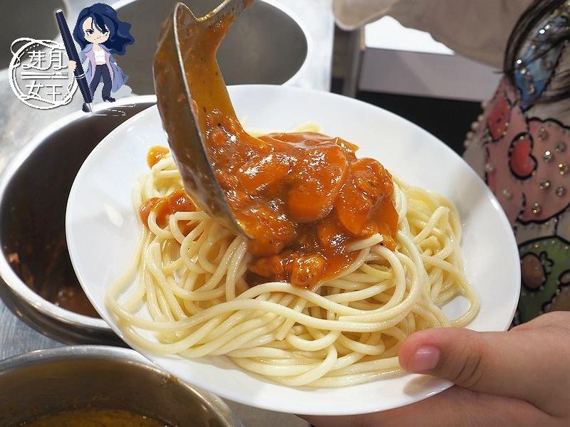 義大利麵可自行搭配蕃茄肉醬、咖哩醬與牛肉醬。（圖／民宿女王芽月提供）