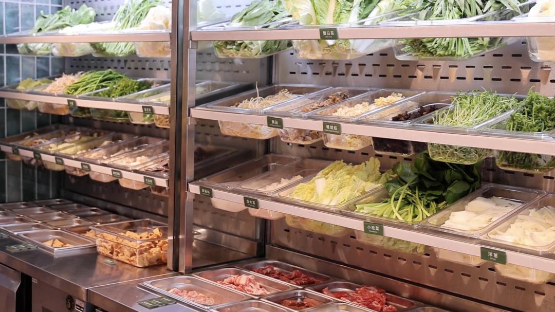 餐檯設計乾淨，方便讓消費者挑選食材。（圖／品牌提供）