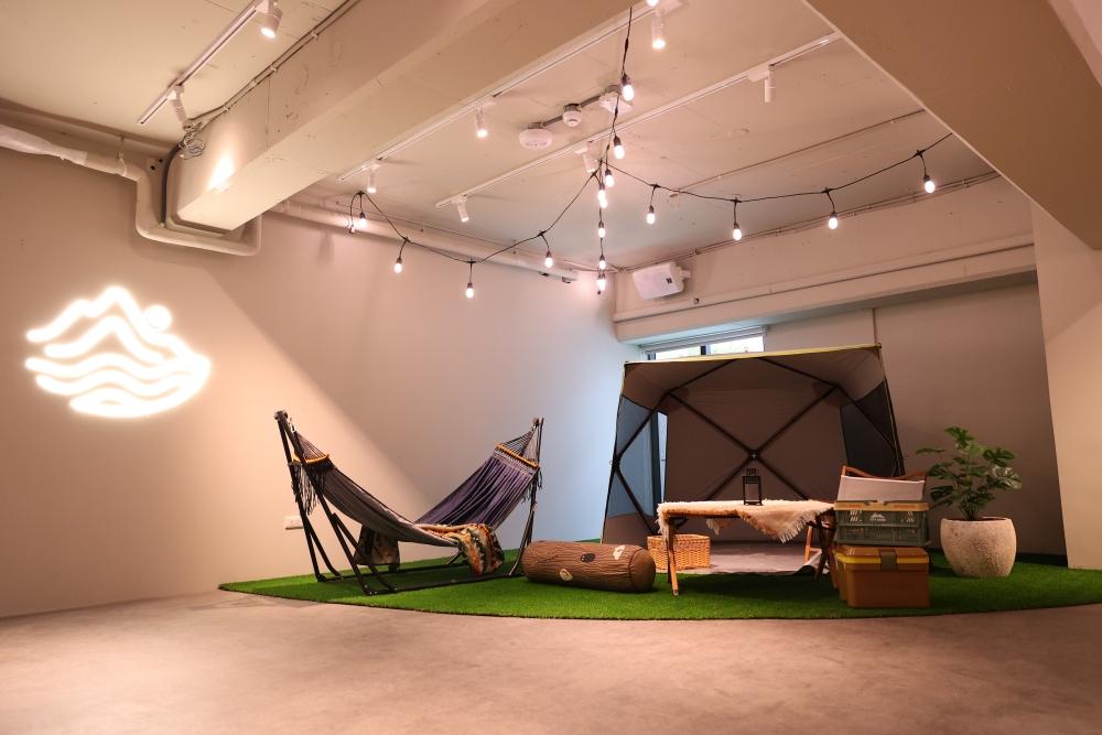 二樓以「野營風」為主題，營造放鬆的用餐環境。（圖／品牌提供）