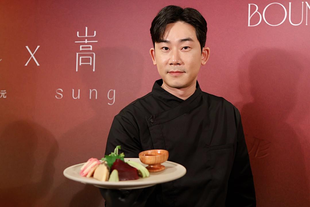 曾登上《黑白大廚》料理實境節目的林熙元主廚來台推出聯名料理。（圖／記者郭宣暄攝）