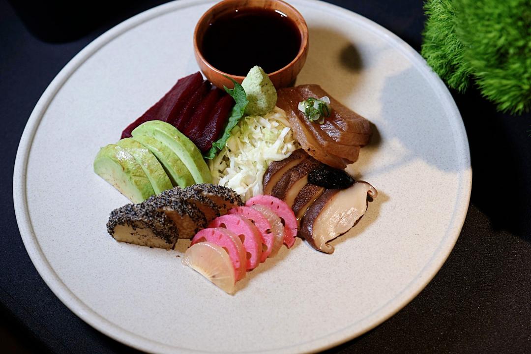 TWICE子瑜最愛「素食生魚片」台灣就有！《黑白大廚》林熙元登台推６道聯名料理